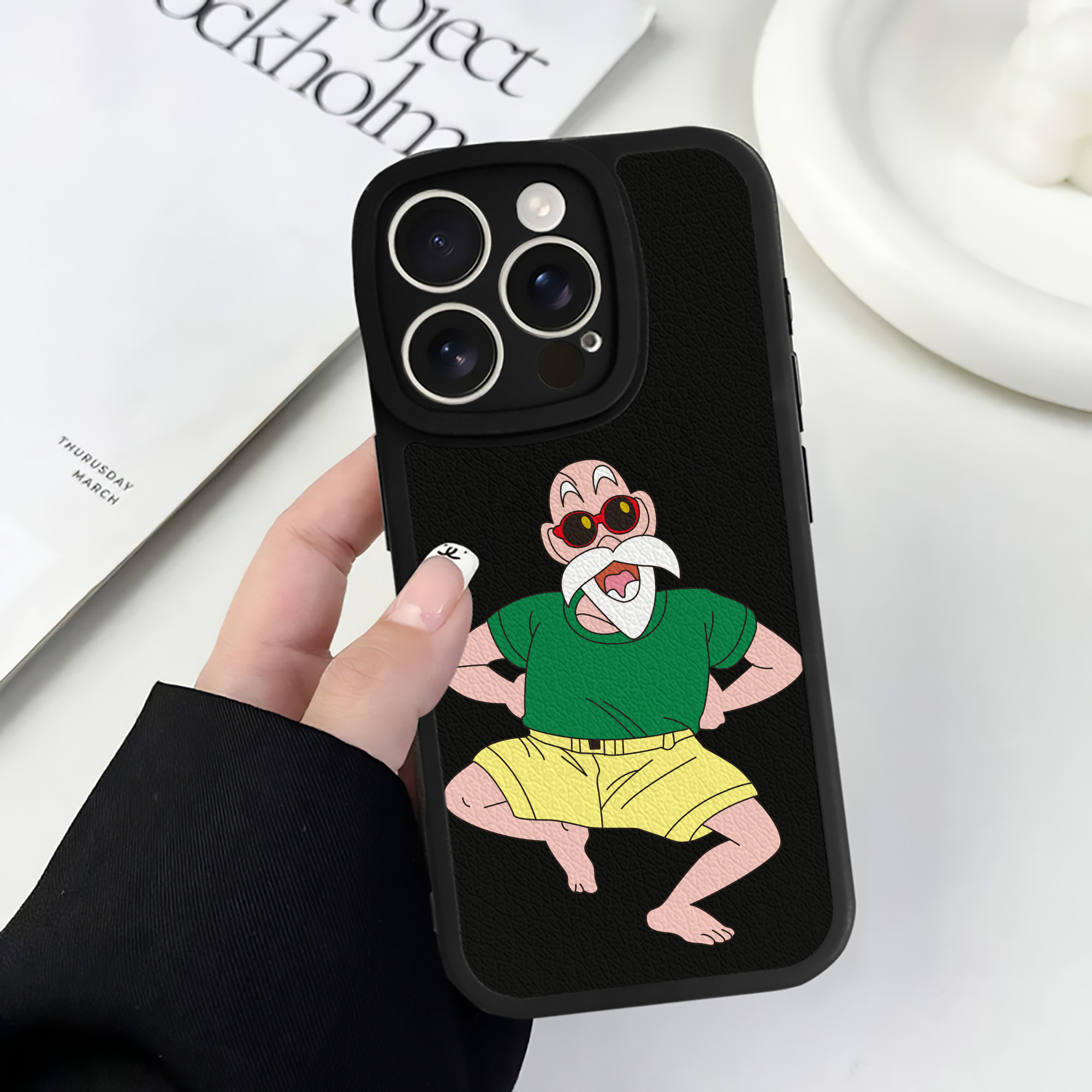 （画像用） ドラゴンボール 亀仙人（かめせんにん） DRAGON BALL Master Roshi Kame Sennin 【iPhone 16シリーズ対応】シリコンスマホケース（レザー調） 材質：シリコン